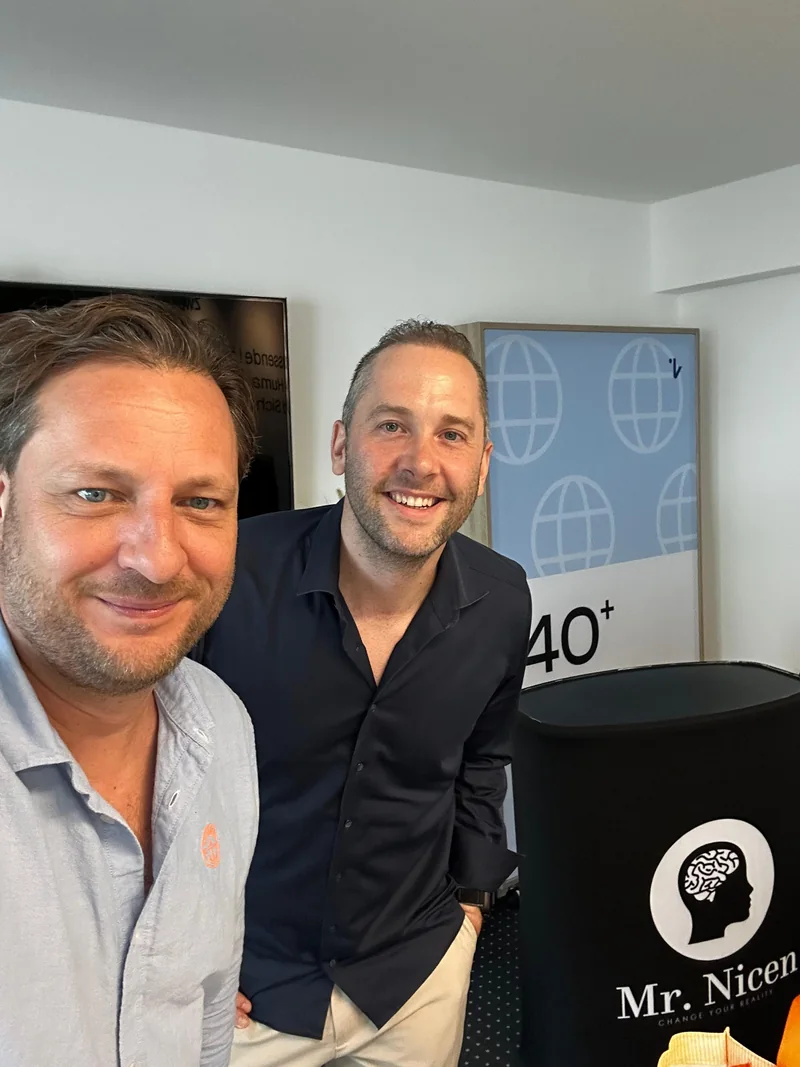 Selfie zu zweit am Messestand, rechts Mr. Nicen