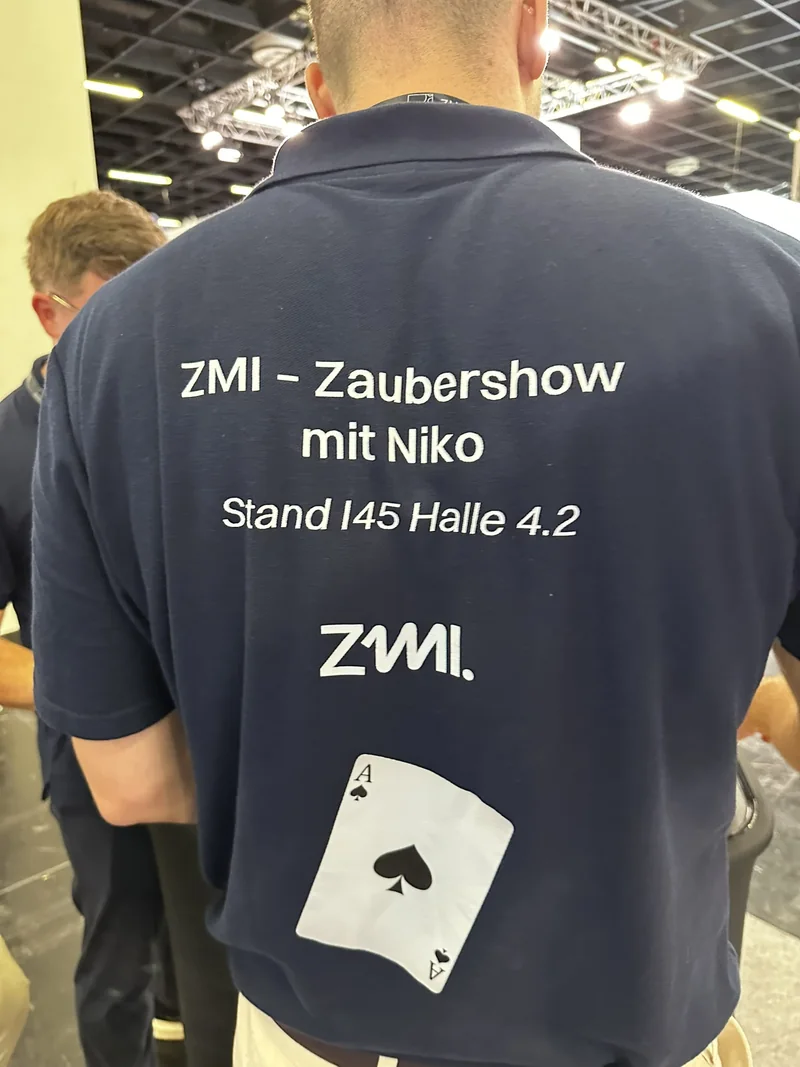 Standpersonal im Shirt mit der Aufschrift „Zaubershow mit Niko“